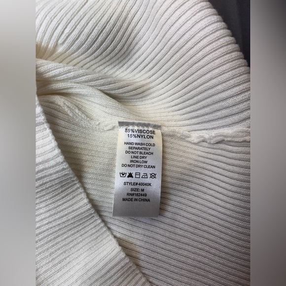 Milk & Honey White, ribbed, short-sleeve button-down top Size Medium - Picture 5 of 7